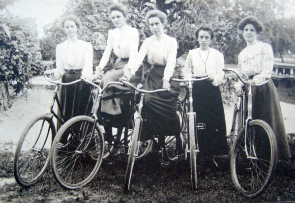 women_bicycle_1901